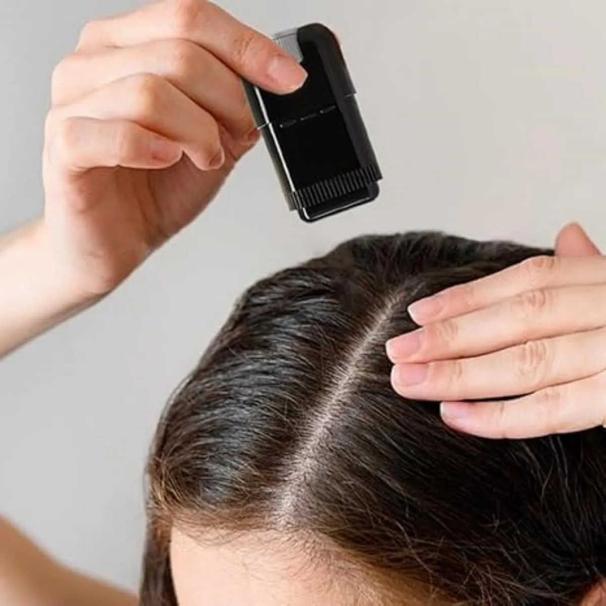 2025 Safe And Convenient Comb Hair Dye,Disposable Hairline Modifire Stick,Portable Hair Dye Pen,Temporary Gray Concealer Cover Up Brush For Covering Gray Hair (Black brown color chestnut brown)
