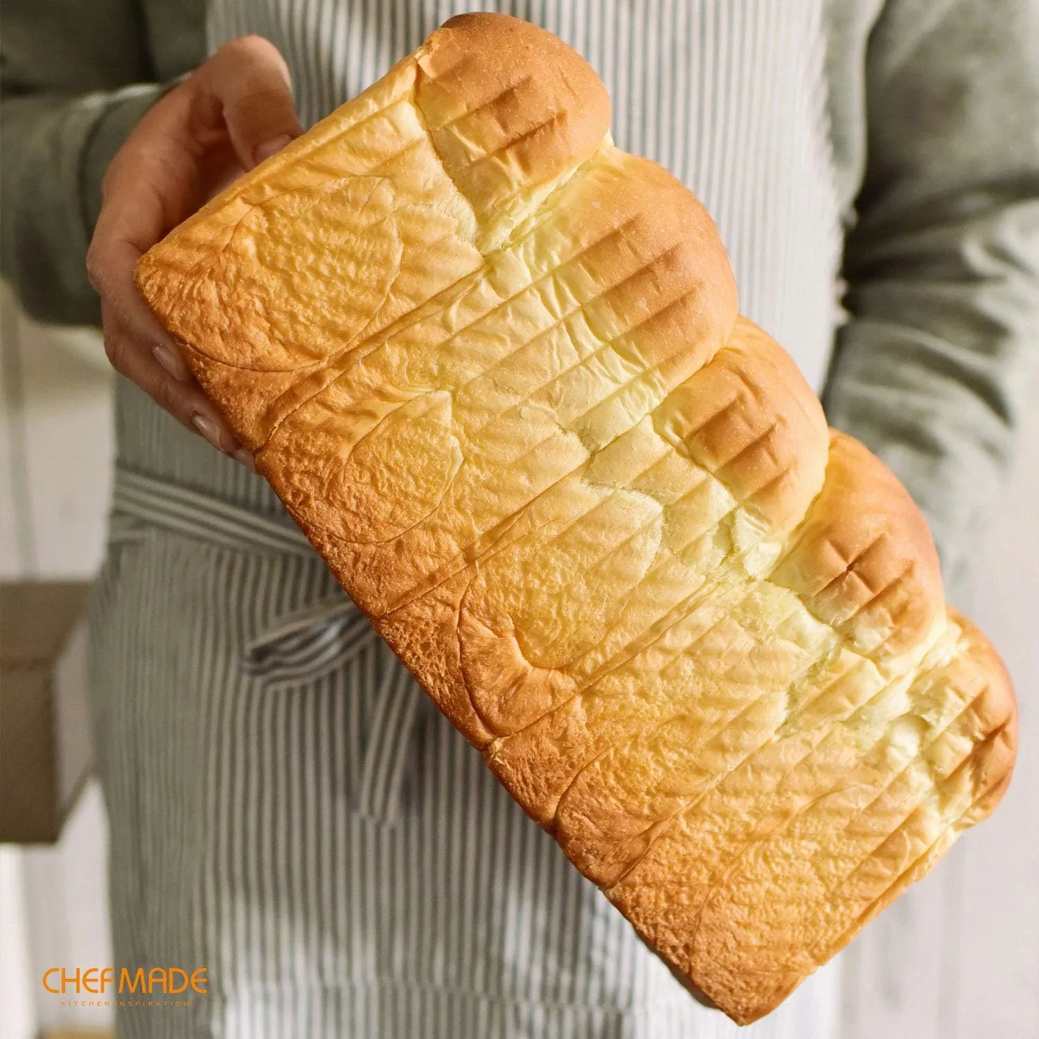 CHEFMADE Commercial Pullman Loaf Pan with Lid, 2.2Lb Dough Capacity Non-Stick Rectangle Corrugated Carbon Steel Bread Toast Mold with Cover for Baking Bread (Champagne Gold)